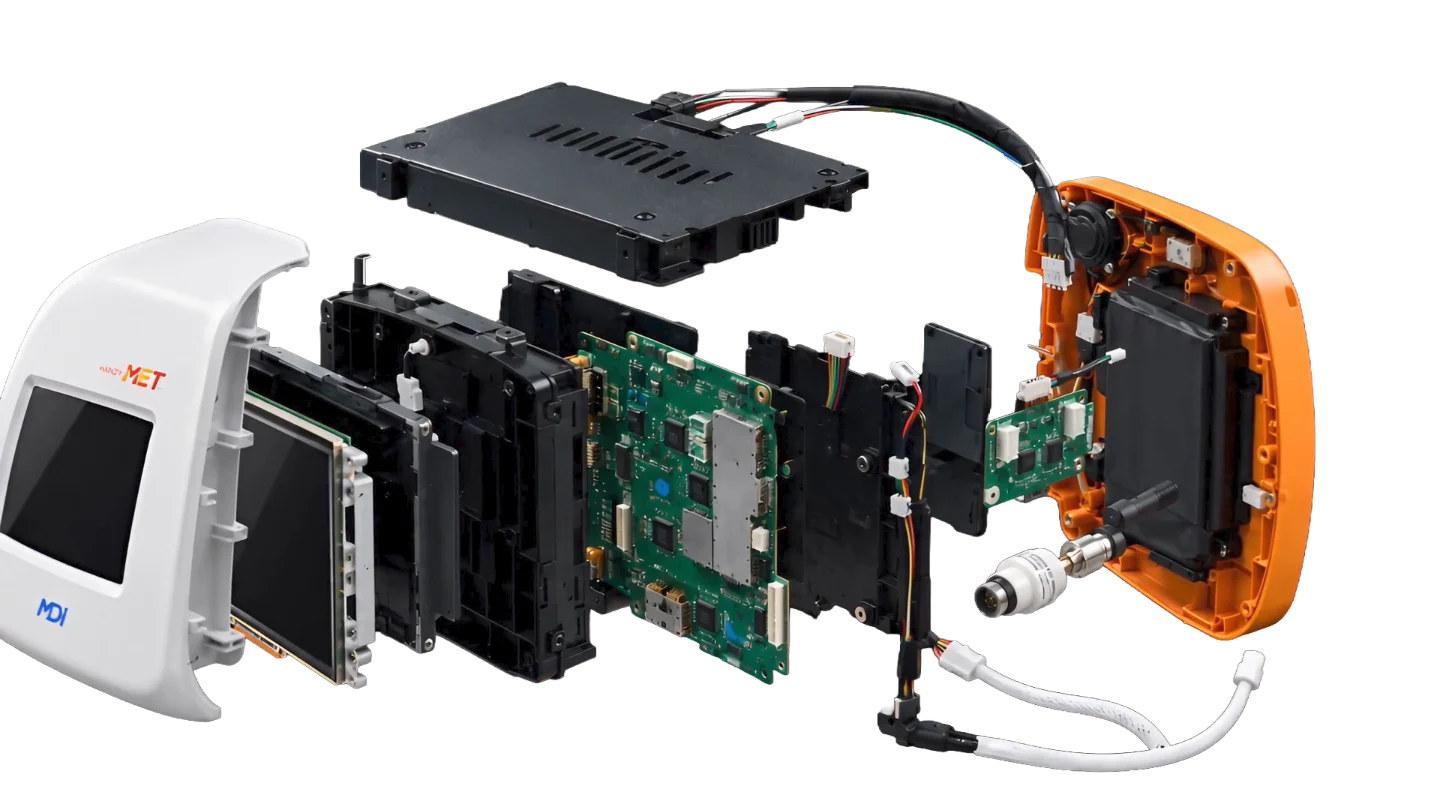 Analisador metabólico Handymet em vista explodida, mostrando carcaça, tela, placas e conexões.